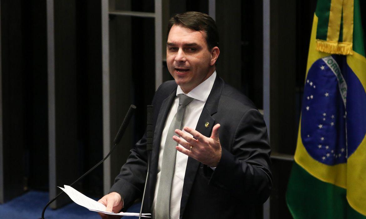 TSE multa Flávio Bolsonaro em R$ 5 mil por fake news contra Lula