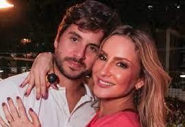 Claudia Leitte diz que sexo melhorou após os 40 anos e que não vive sem o marido