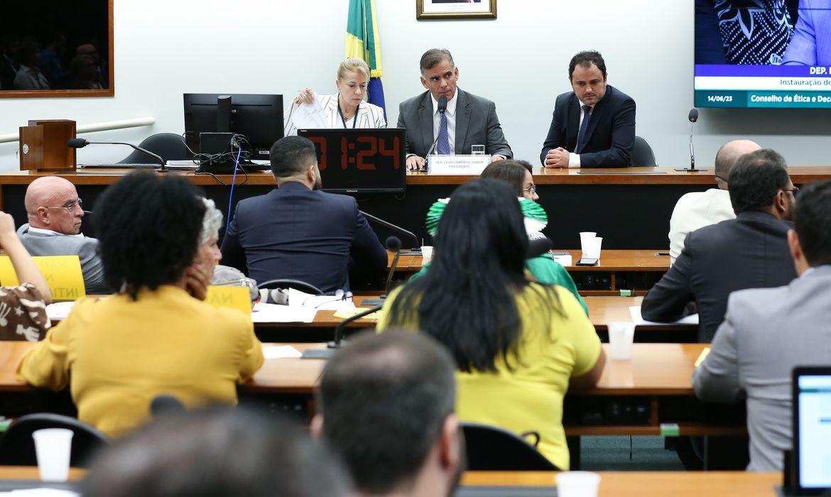 Conselho de Ética abre processo contra cinco senadores