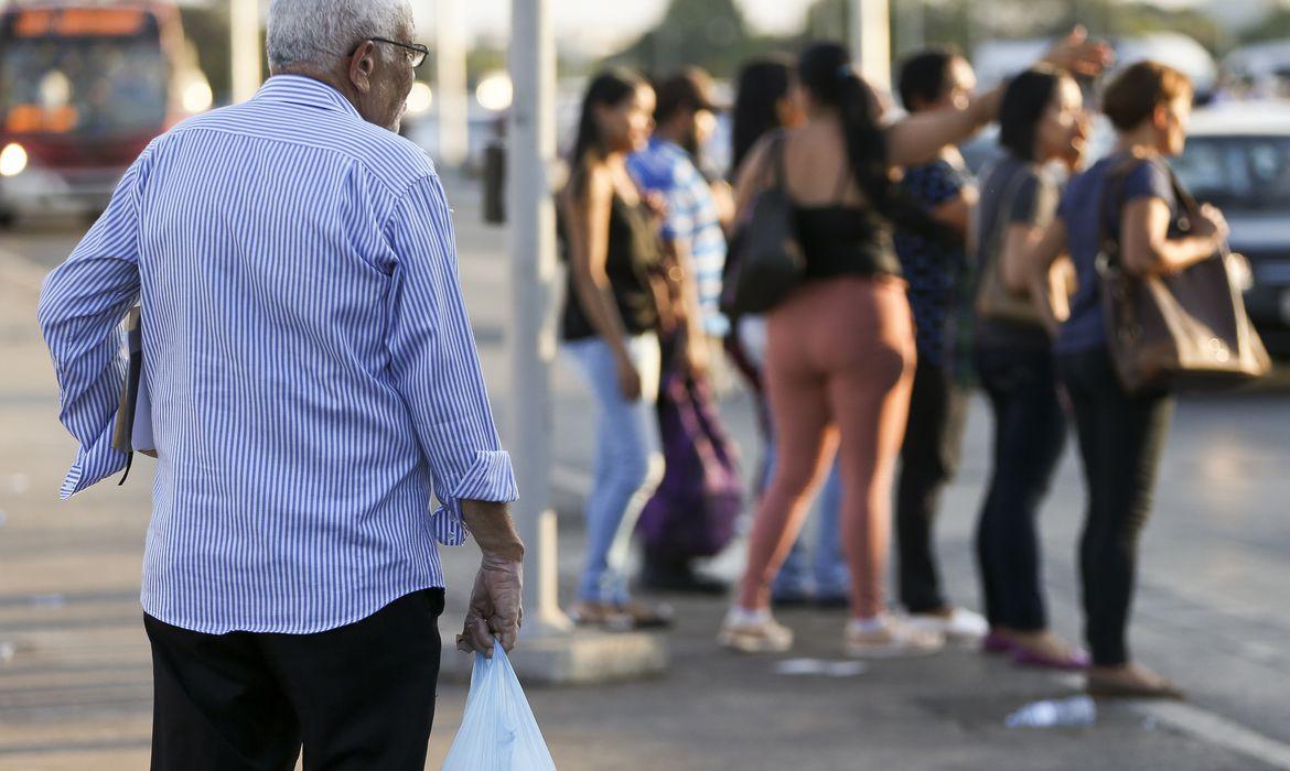 Into faz recomendações para prevenir queda de idosos