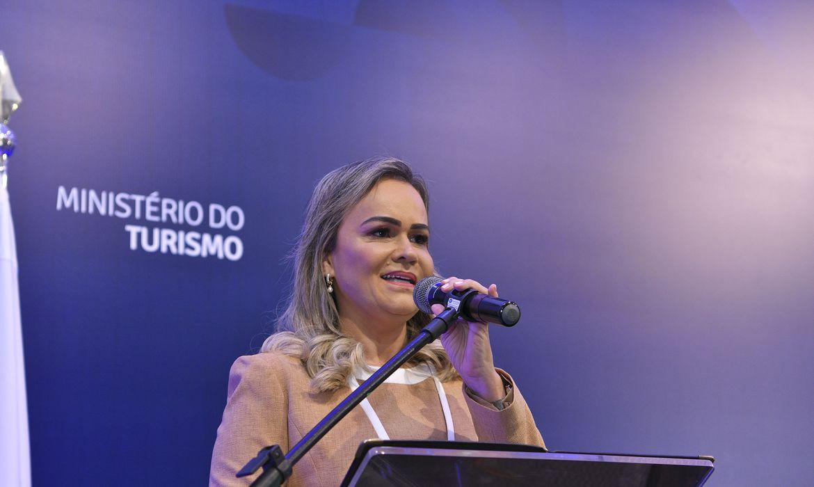 Lula mantém ministra do Turismo no cargo