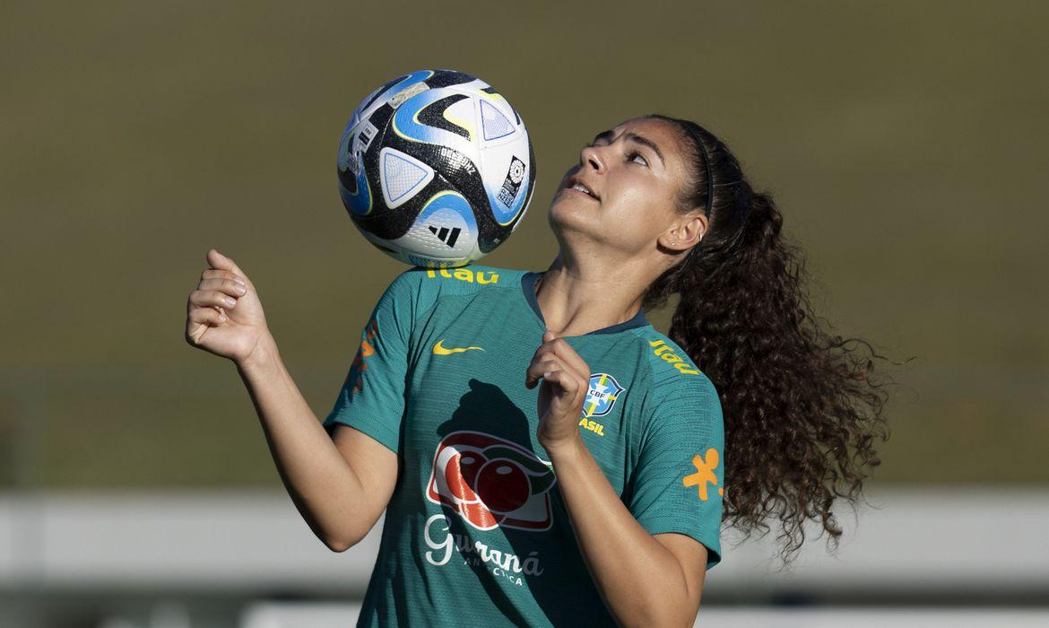 Meia Angelina elogia período de treinos da seleção feminina de futebol