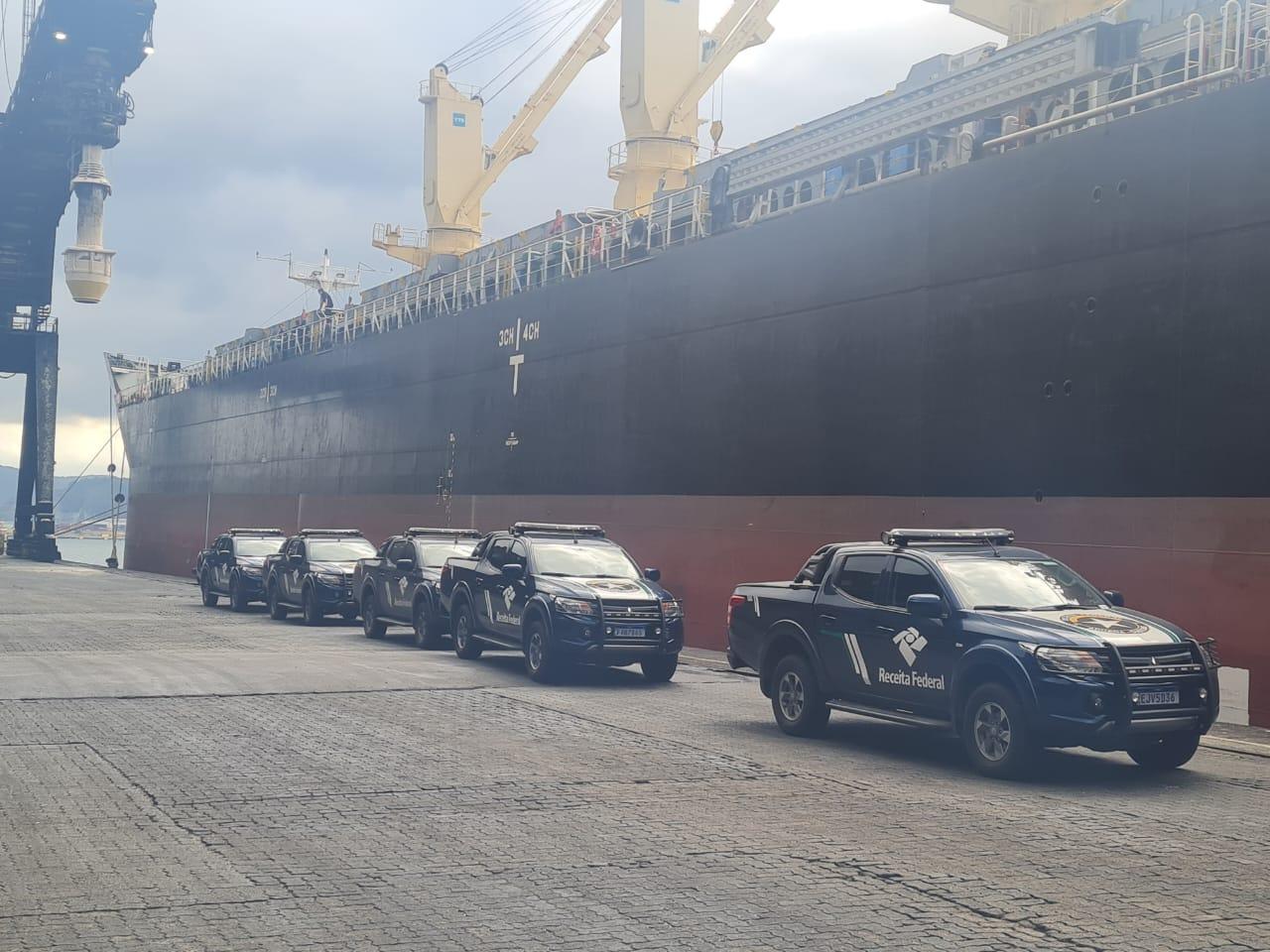 Operação de Busca Aduaneira em navio com destino a Nigéria apreende 75 kg de cocaína no Porto de Santos