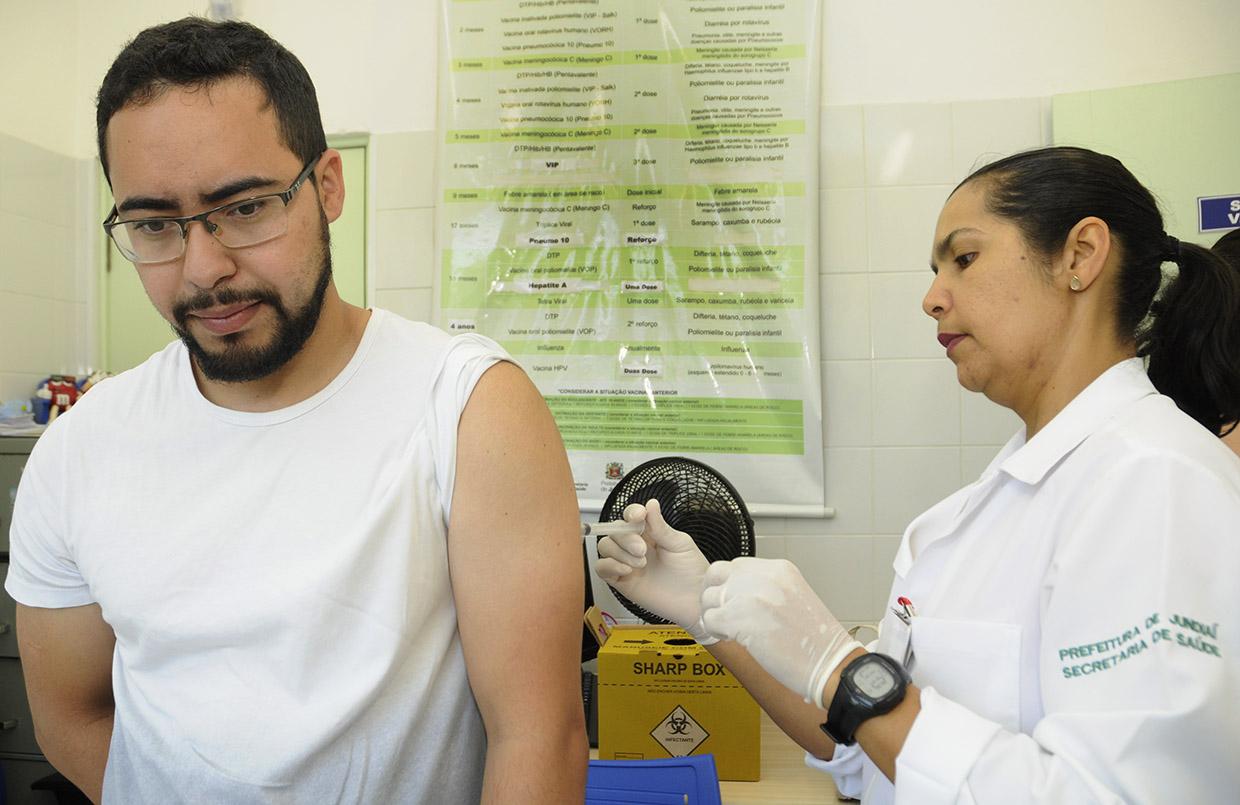 Vacina contra febre amarela está disponível nos equipamentos de saúde