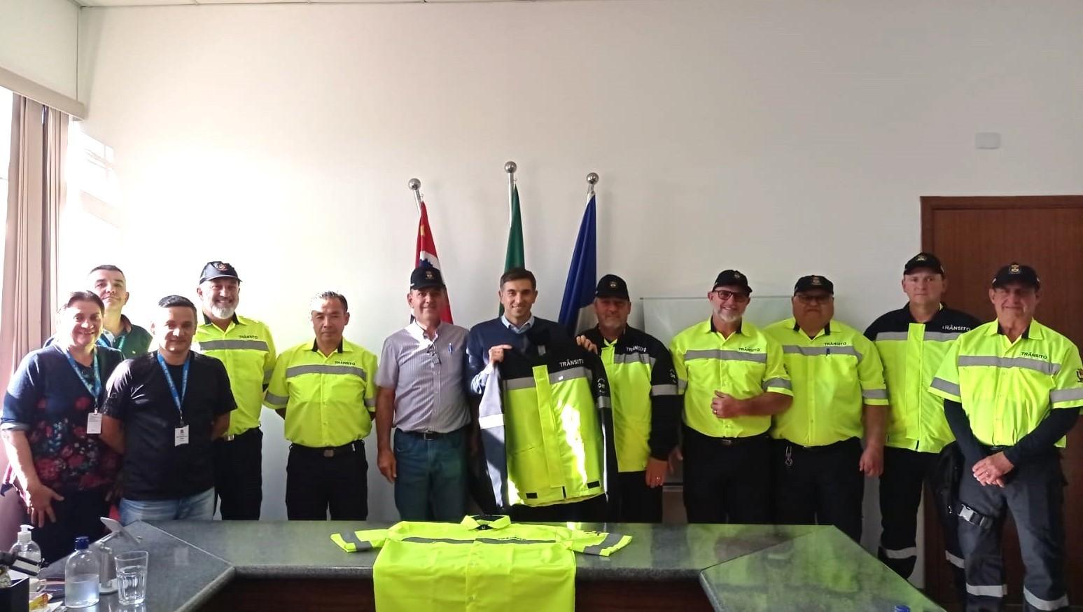 Agentes de Trânsito de Itatiba recebem novos uniformes