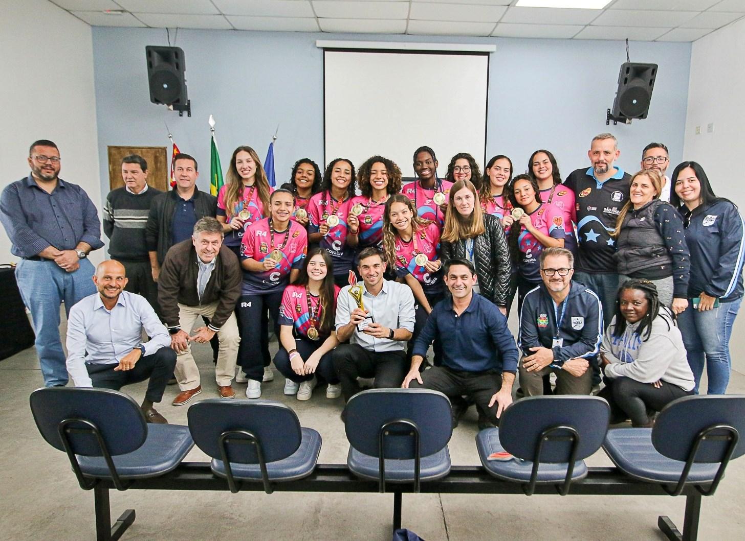 Atletas campeões e vice nos Jogos da Juventude são recebidos na Prefeitura