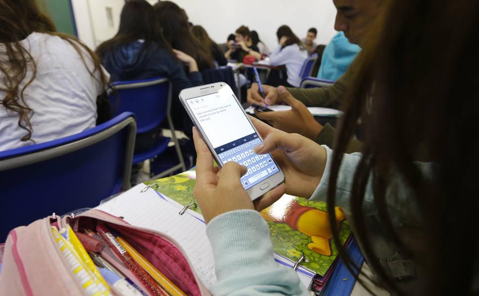 Celular em sala de aula: quais países já proíbem e como isso afeta a aprendizagem?