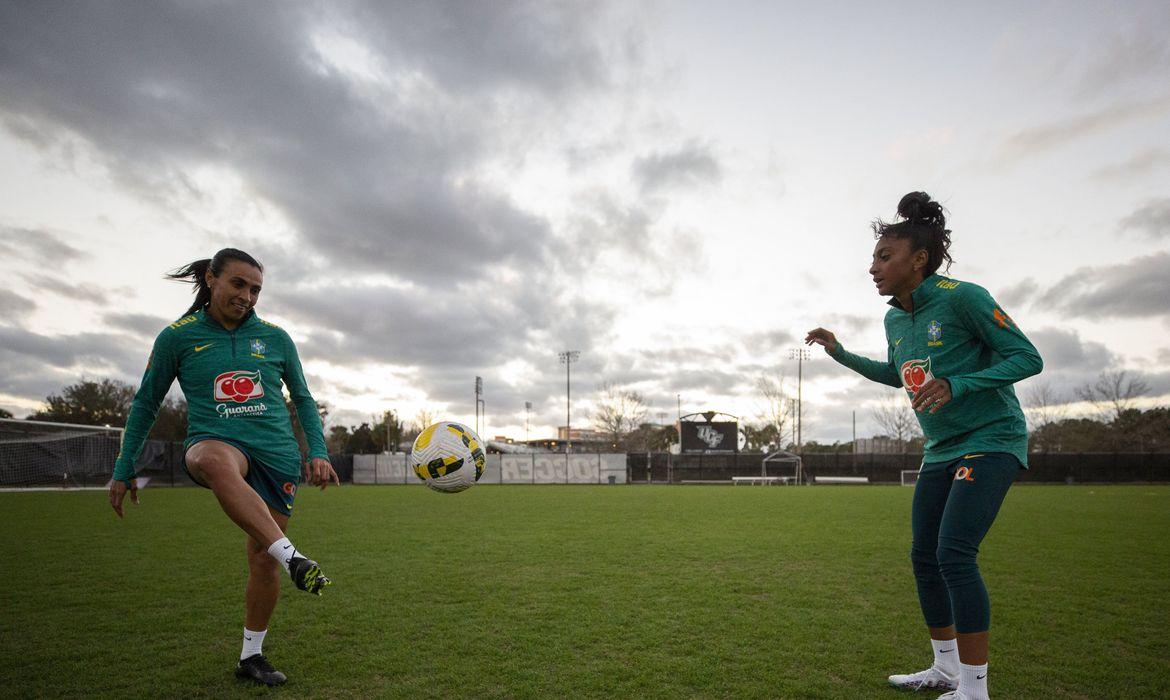 Com passagem de bastão, Marta lidera geração em última Copa do Mundo