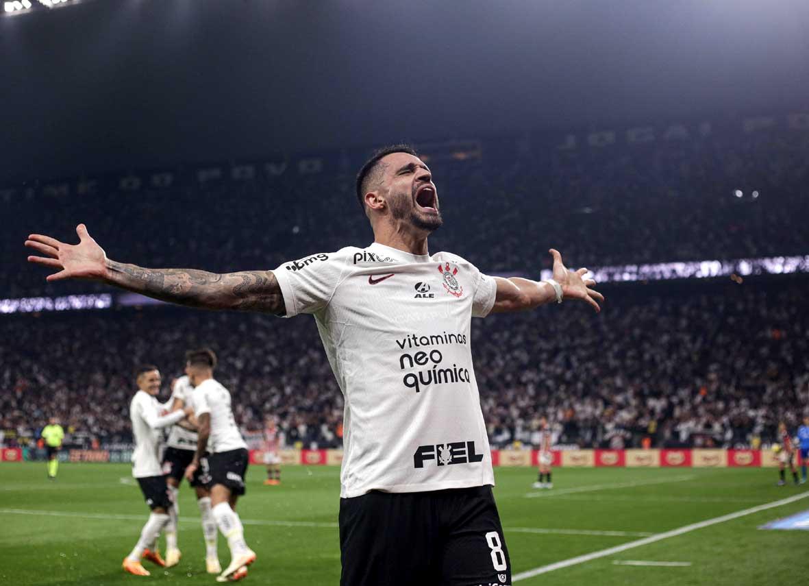 Com recorde de público, Corinthians abre vantagem sobre o São Paulo