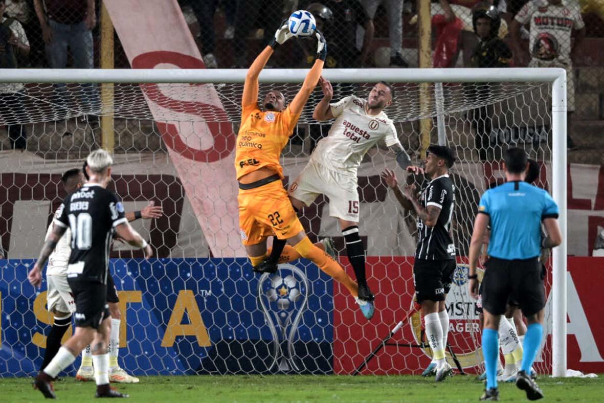  Corinthians supera clima hostil no Peru e avança para as oitavas 