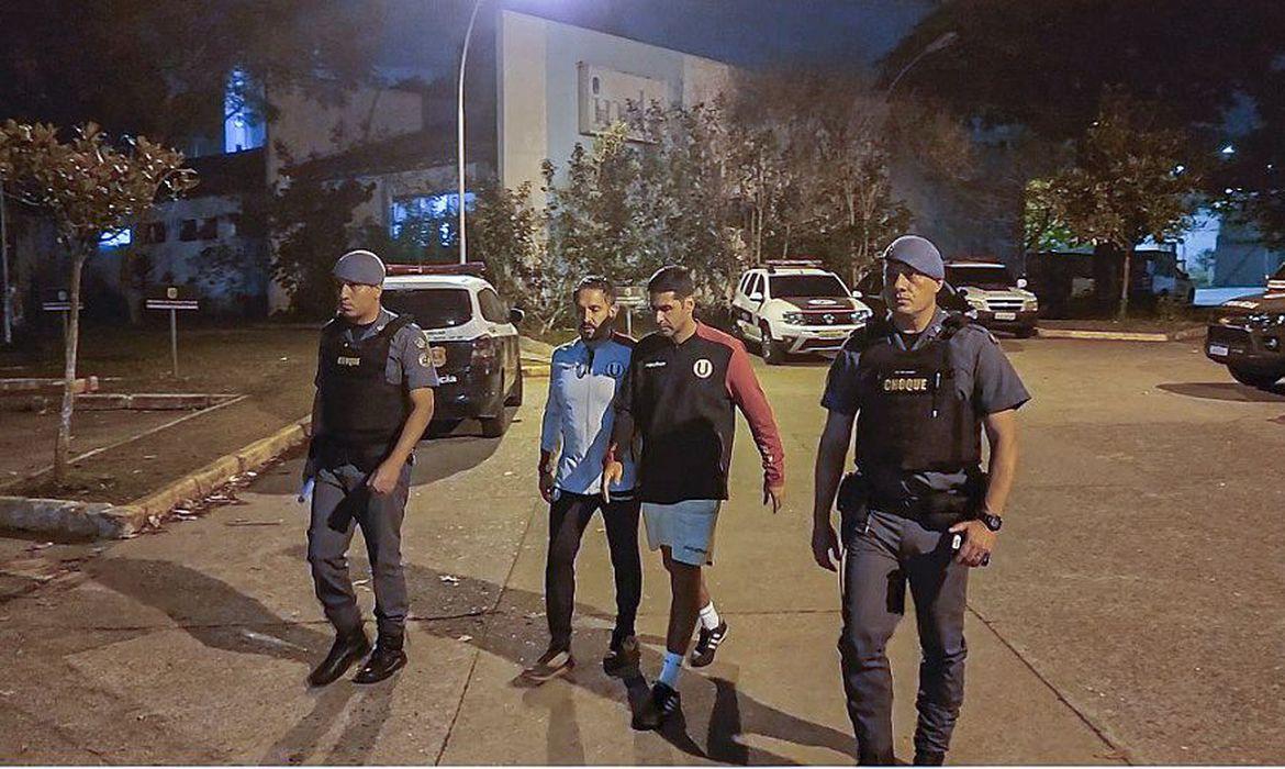 Preparador físico uruguaio é preso por racismo em jogo do Corinthians