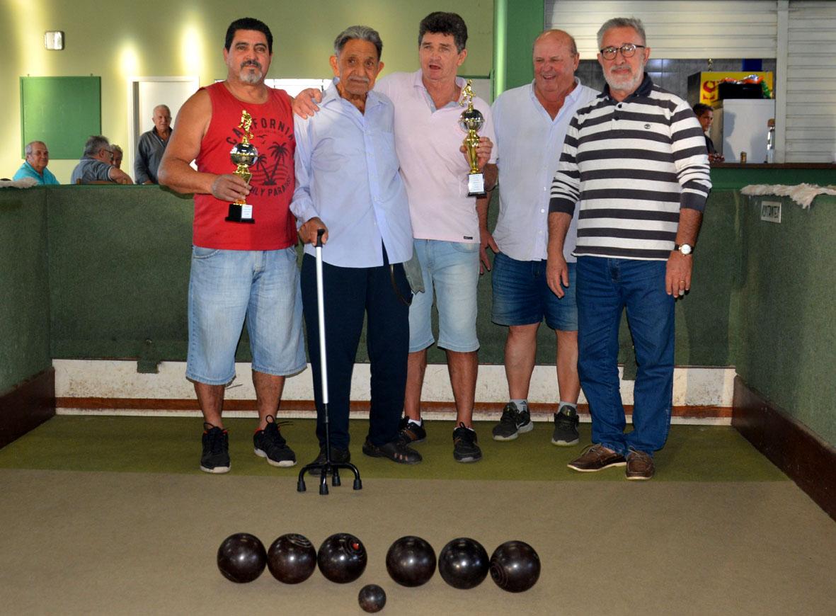 Valdir Meneghetti vence o Torneio Julio Bento de Bocha no São João FC
