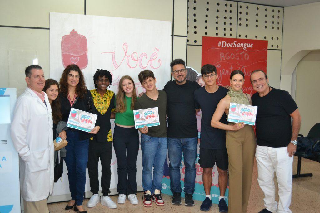 Atores de novela do SBT fazem campanha de doação de sangue em hospital de SP