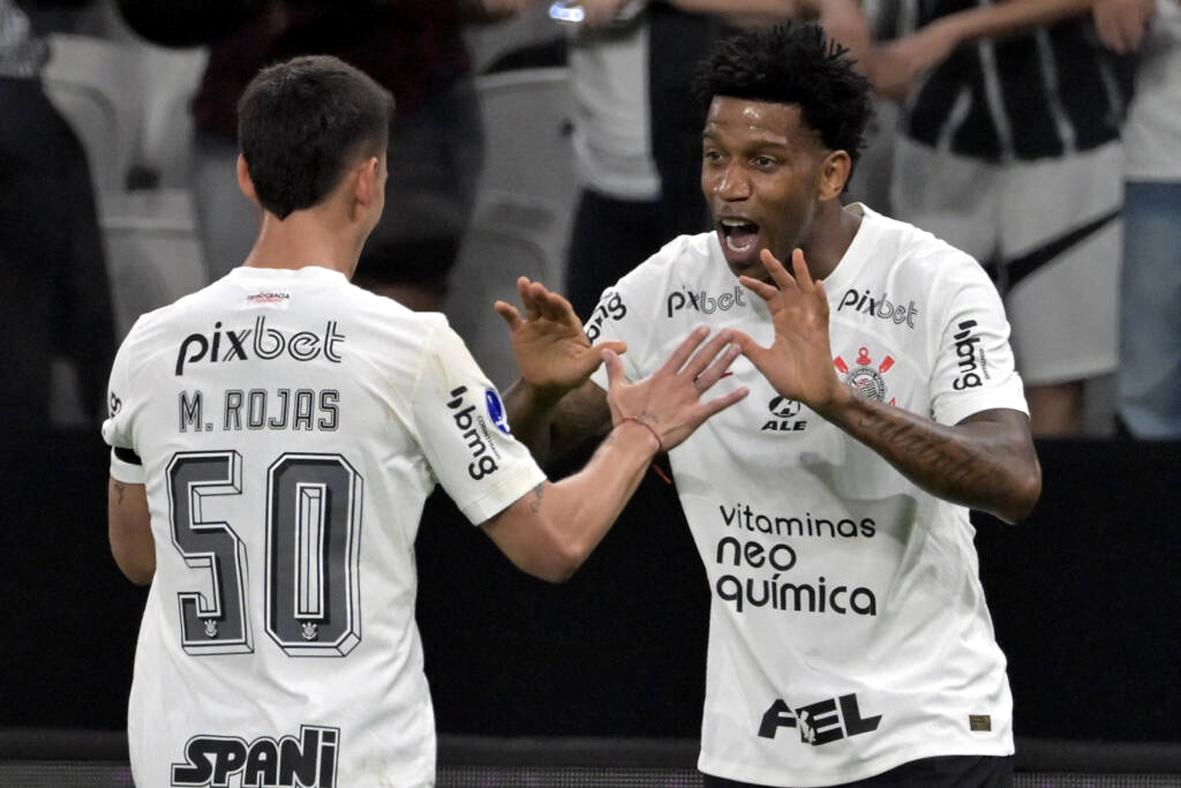 Corinthians vence o Estudiantes e abre vantagem nas quartas de finais