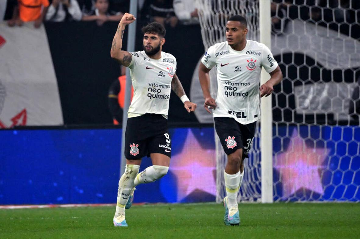 Corinthians vence o Newell's de virada e fica em vantagem nas oitavas