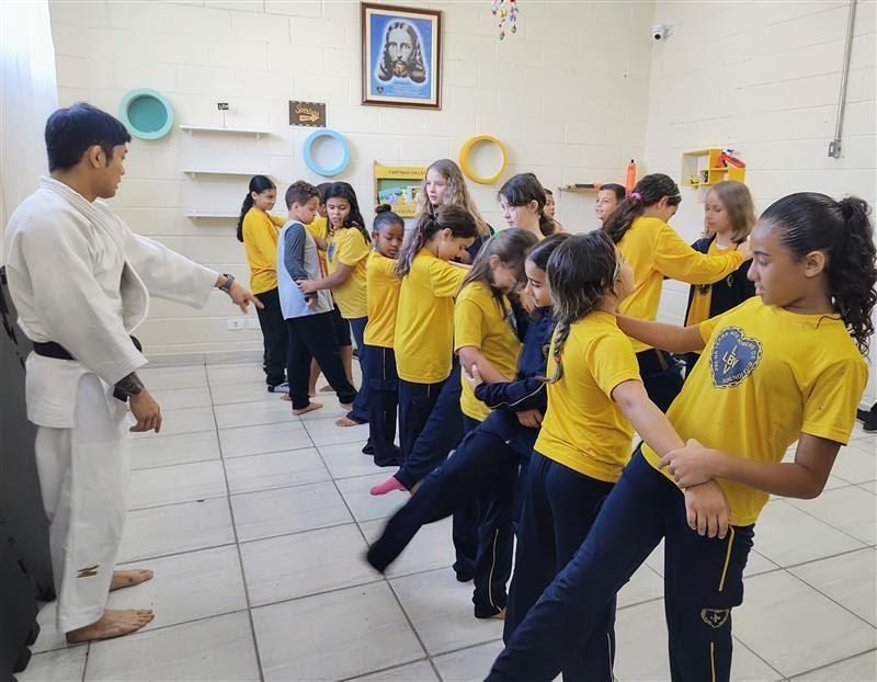 Medalhista joseense desenvolve atividade de judô para crianças atendidas pela LBV