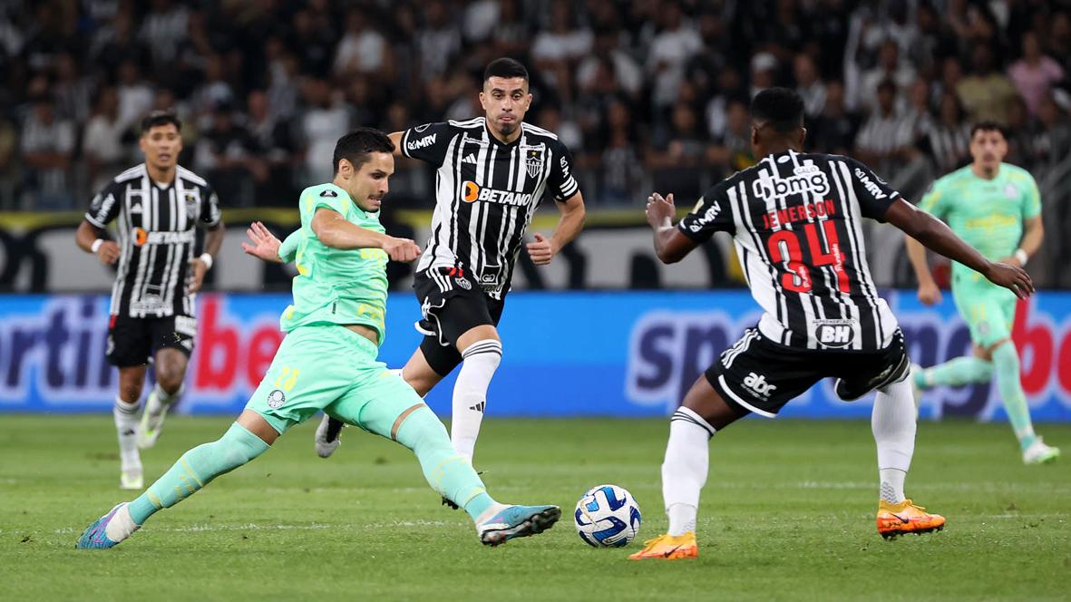Palmeiras vence o Atlético com gol de Raphael Veiga e abre vantagem