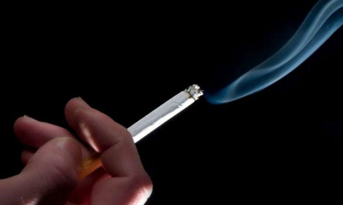Preço de cigarros legais e ilegais favorece iniciação de adolescentes