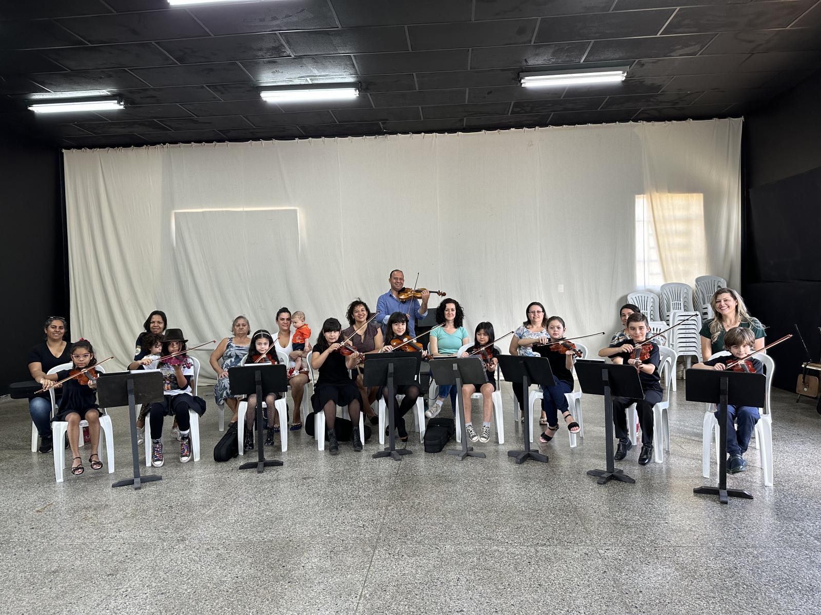 Projeto inédito em Valinhos ensina violino gratuitamente para crianças a partir de 4 anos