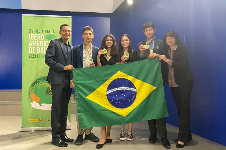 Alunos treinados no Butantan levam ouro e prata na Olimpíada Iberoamericana de Biologia