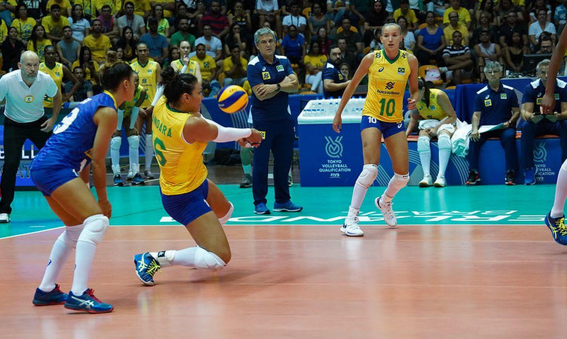 Brasil faz 3 a 0 no Peru pelo Pré-Olímpico de vôlei feminino