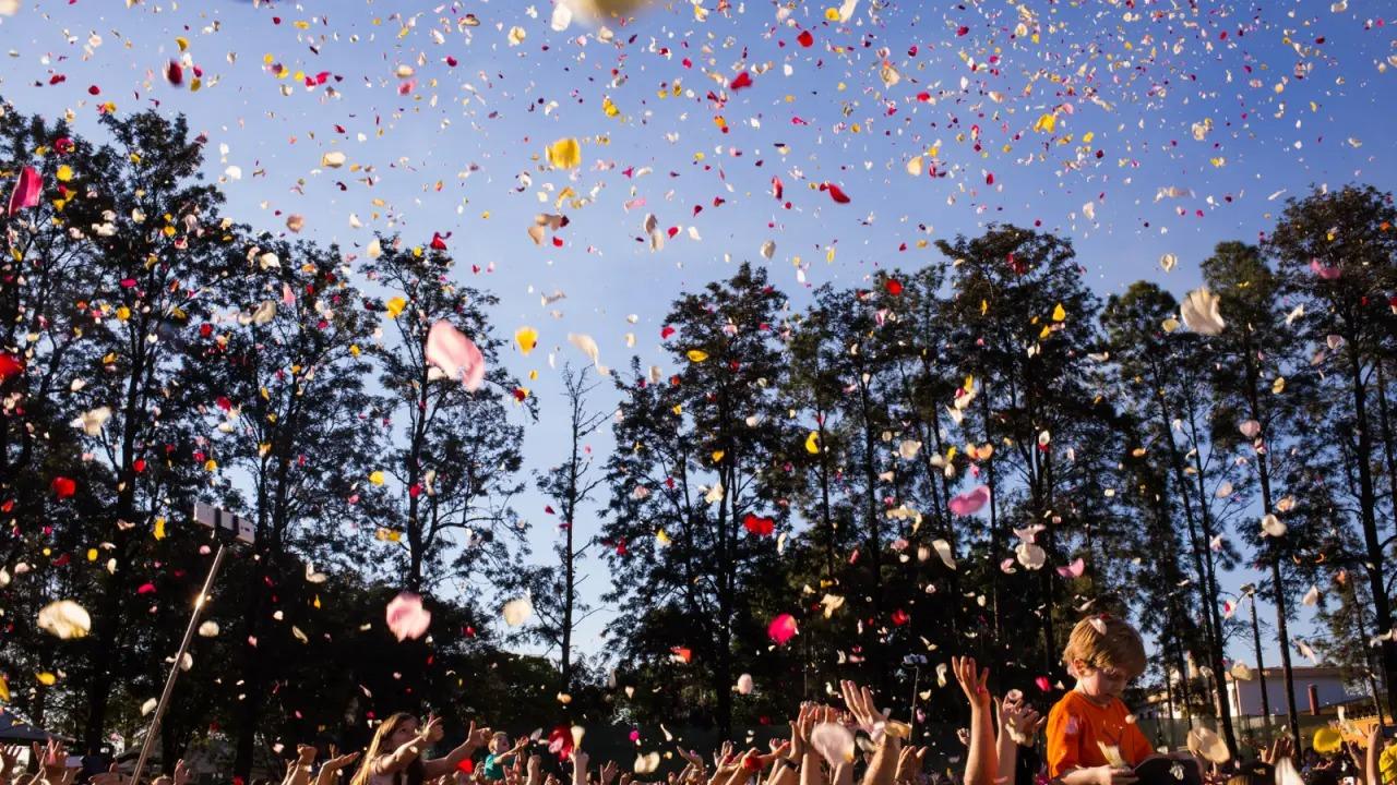 Chuva de pétalas é atração inédita do Festival da Primavera de Vinhedo