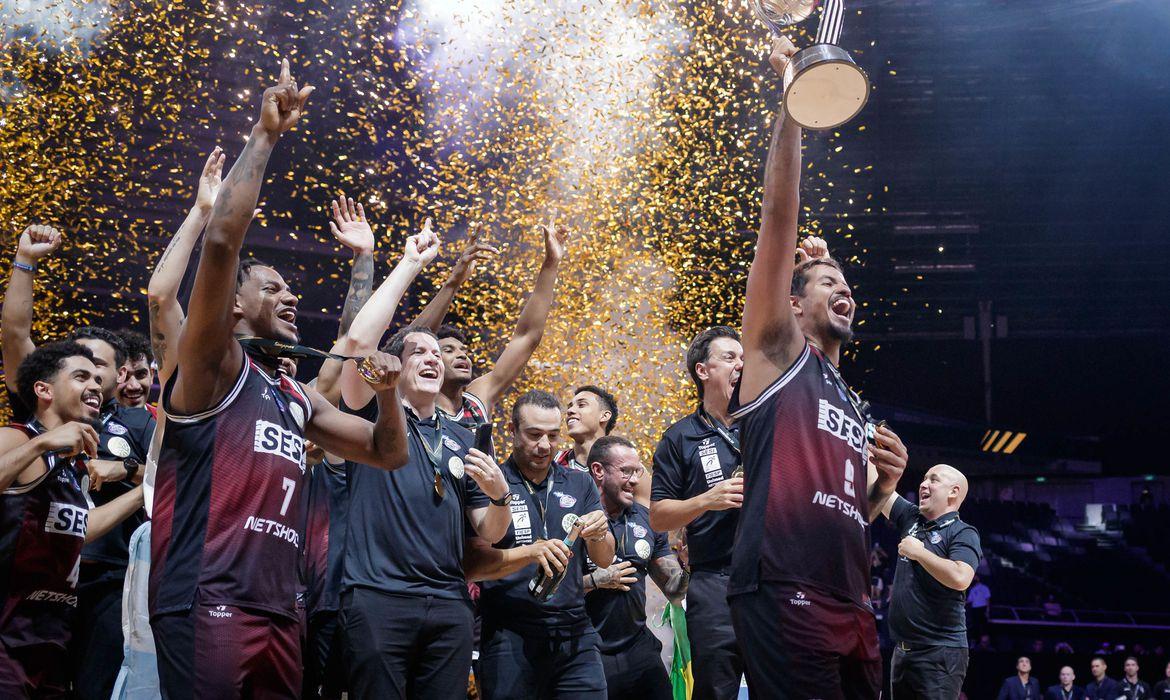 Com cesta salvadora, Franca é campeão intercontinental de basquete