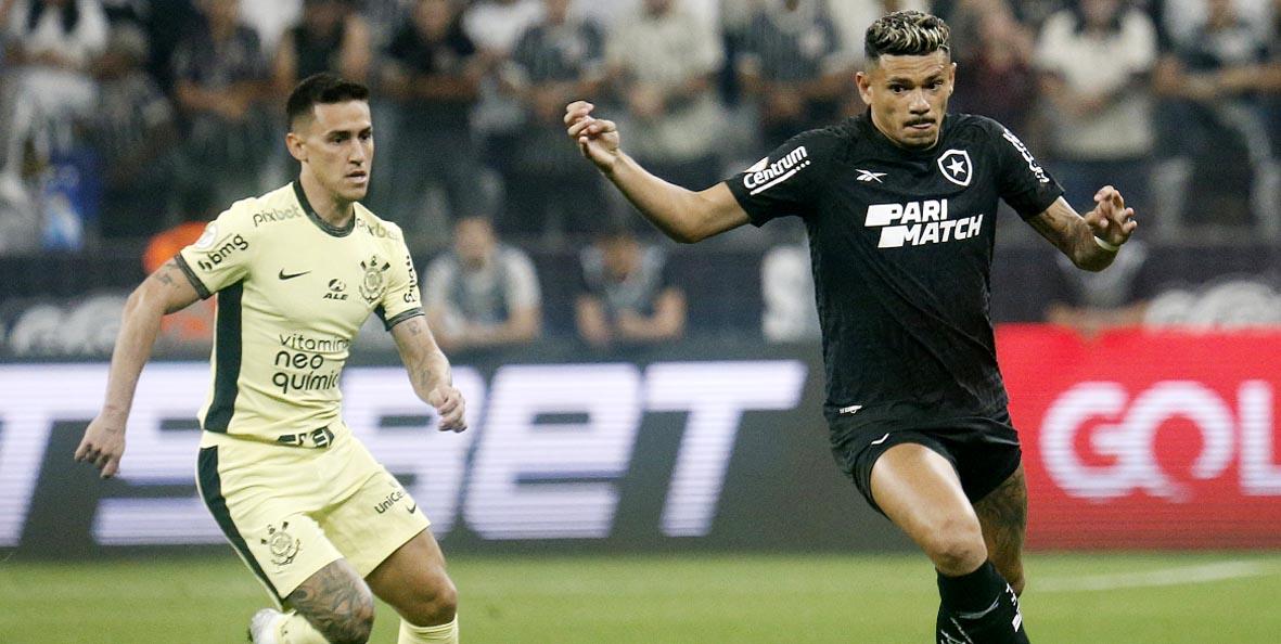 Corinthians vence o líder Botafogo e ganha fôlego no Brasileiro 