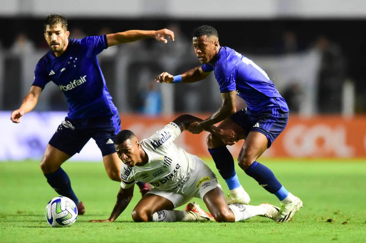 Cruzeiro vence na Vila Belmiro e afunda o Santos na zona do rebaixamento do Brasileirão