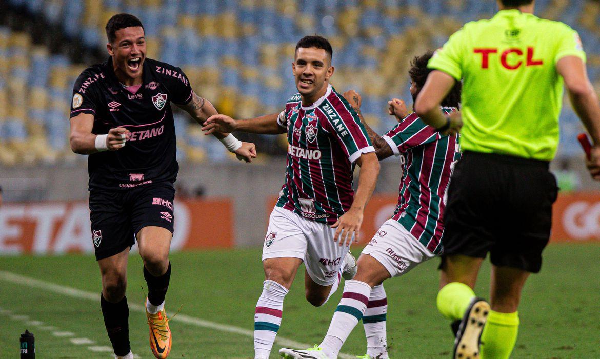 Fluminense bate Cruzeiro com golaço de falta de Leo Fernández