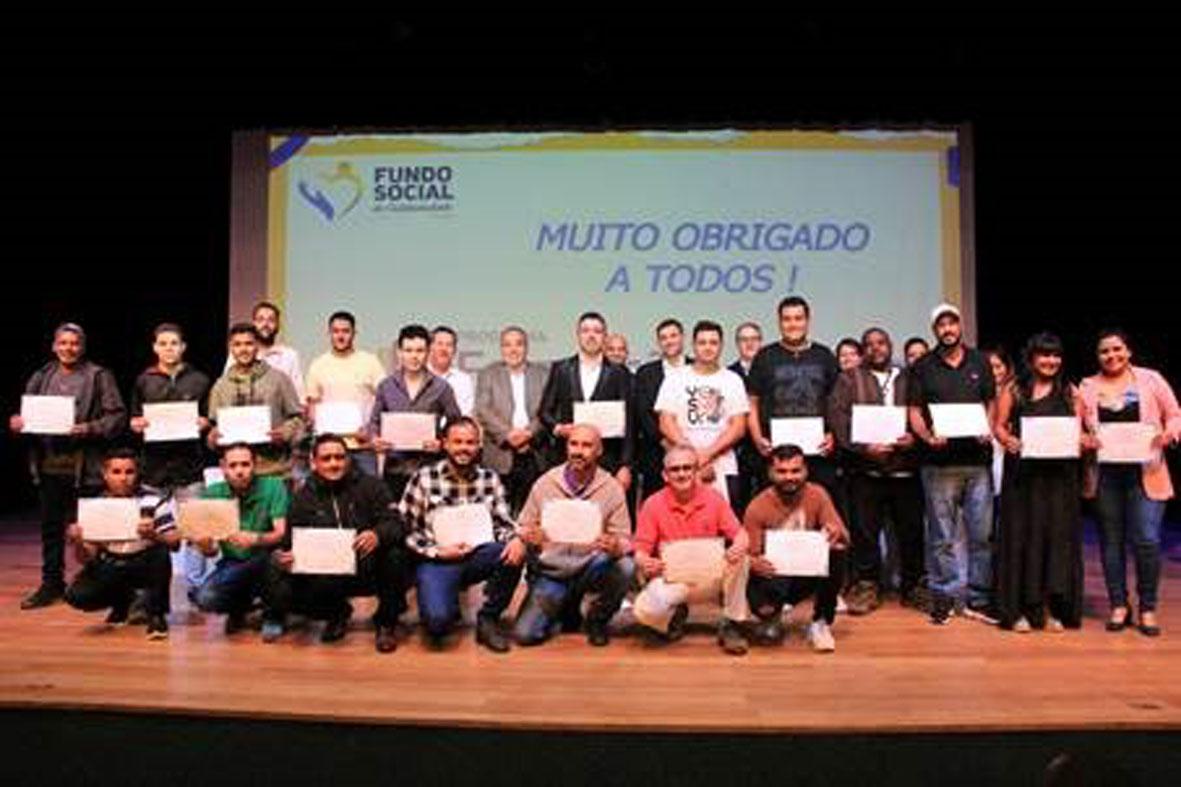 FormAção entrega mais de 400 certificados na 3ª noite de formatura do ano