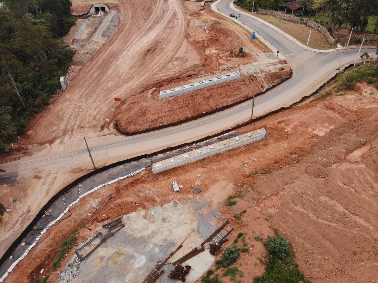 Içamento de vigas de viaduto da Perimetral interdita tráfego na avenida Antônio Nardi, em Itatiba