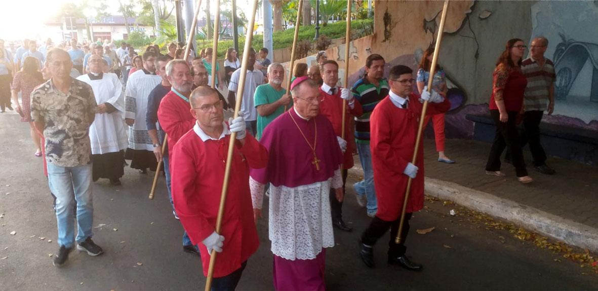 Itatibenses participam das cerimônias religiosas e sociais