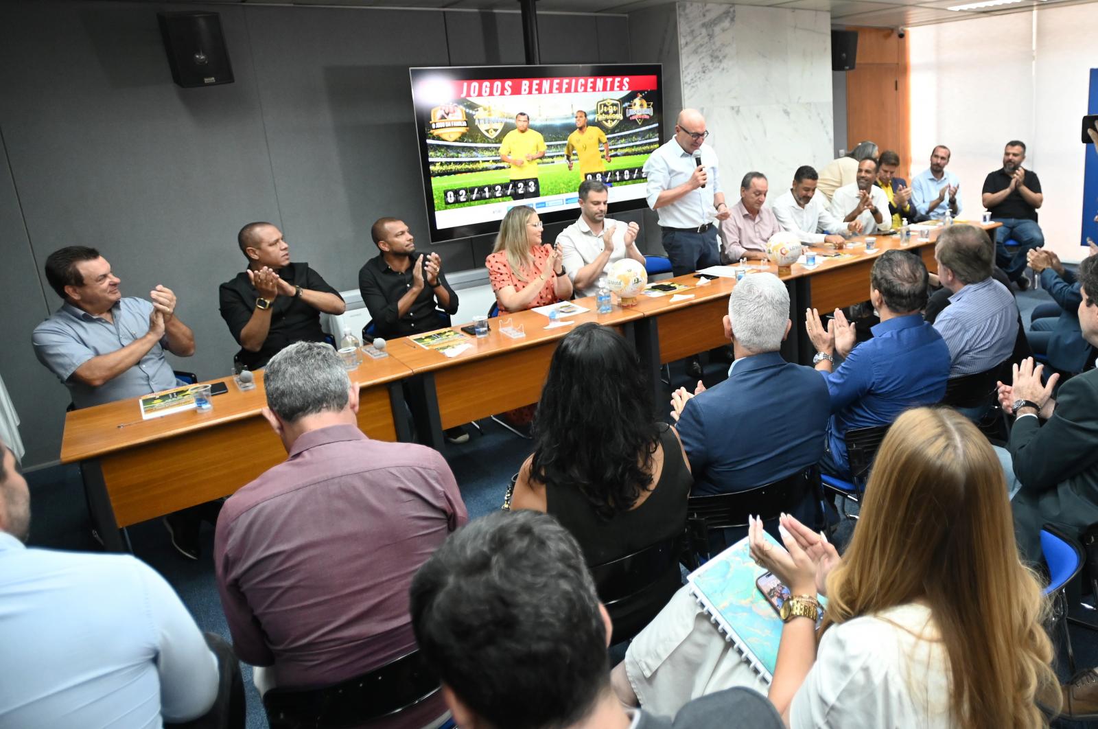 Jogos solidários com Luís Fabiano e Amoroso arrecadam alimentos e brinquedos em Campinas