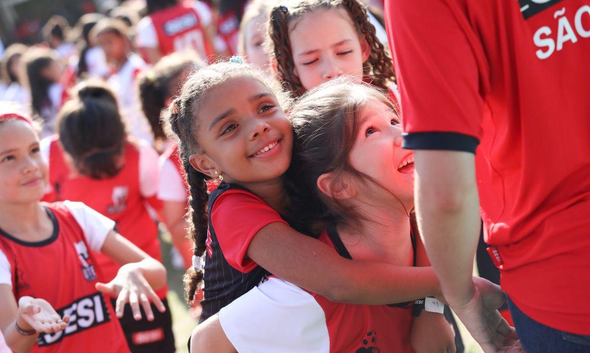 Ministério e Sesi vão incentivar escolas de futebol feminino em SP