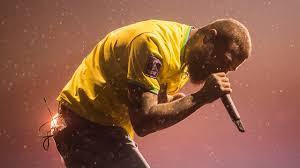 Post Malone faz dancinha e veste camisa de Neymar em meio a chuva no The Town