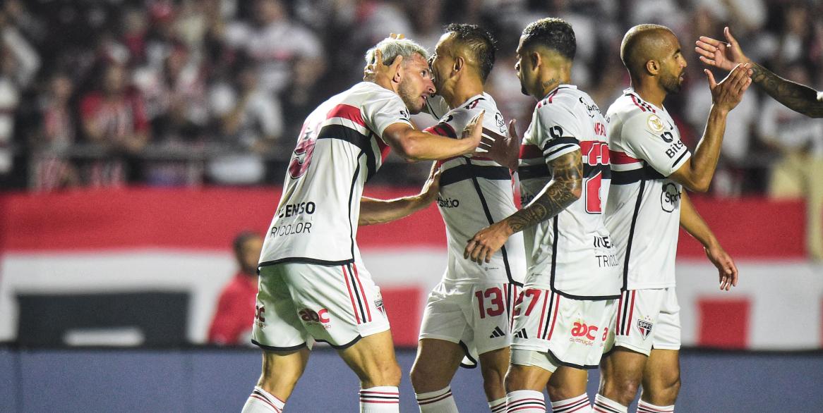 São Paulo vira sobre o Corinthians e larga na frente na final do