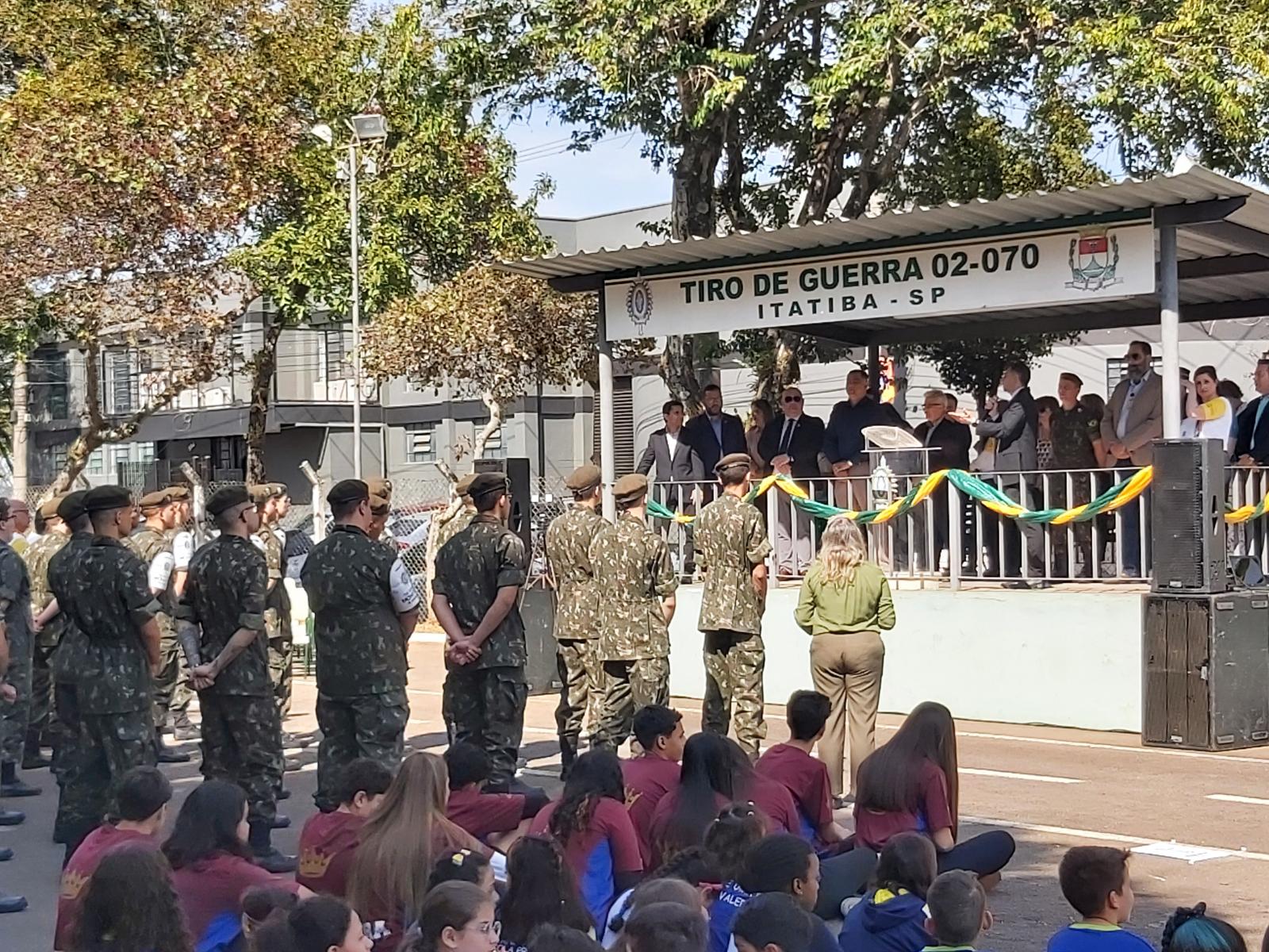 Semana da Pátria: Solenidade de abertura é marcada por hasteamento das bandeiras e apresentações