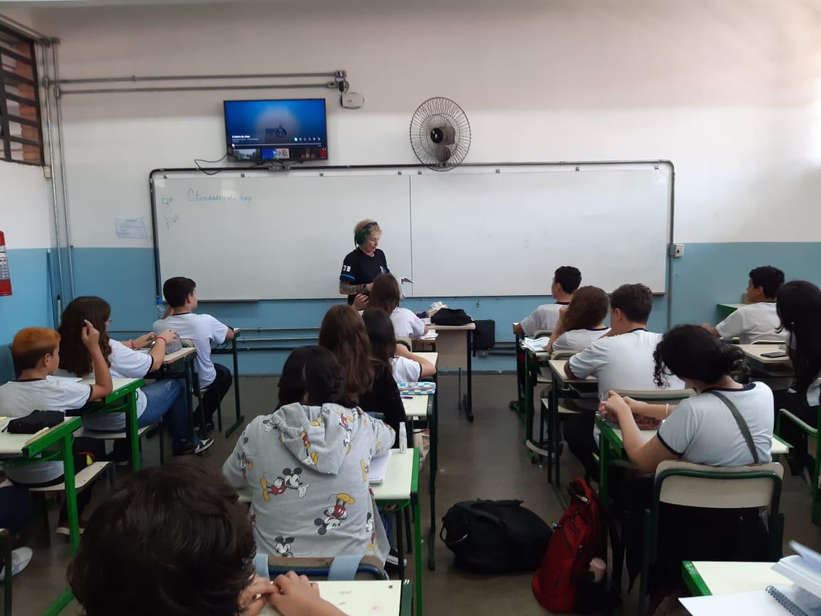 A professora de geografia que visitou 74 países leva o mundo e os memes à sala de aula