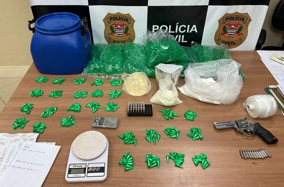 Cão policial ajuda em prisão e apreensão de 280 porções de cocaína em Piracicaba