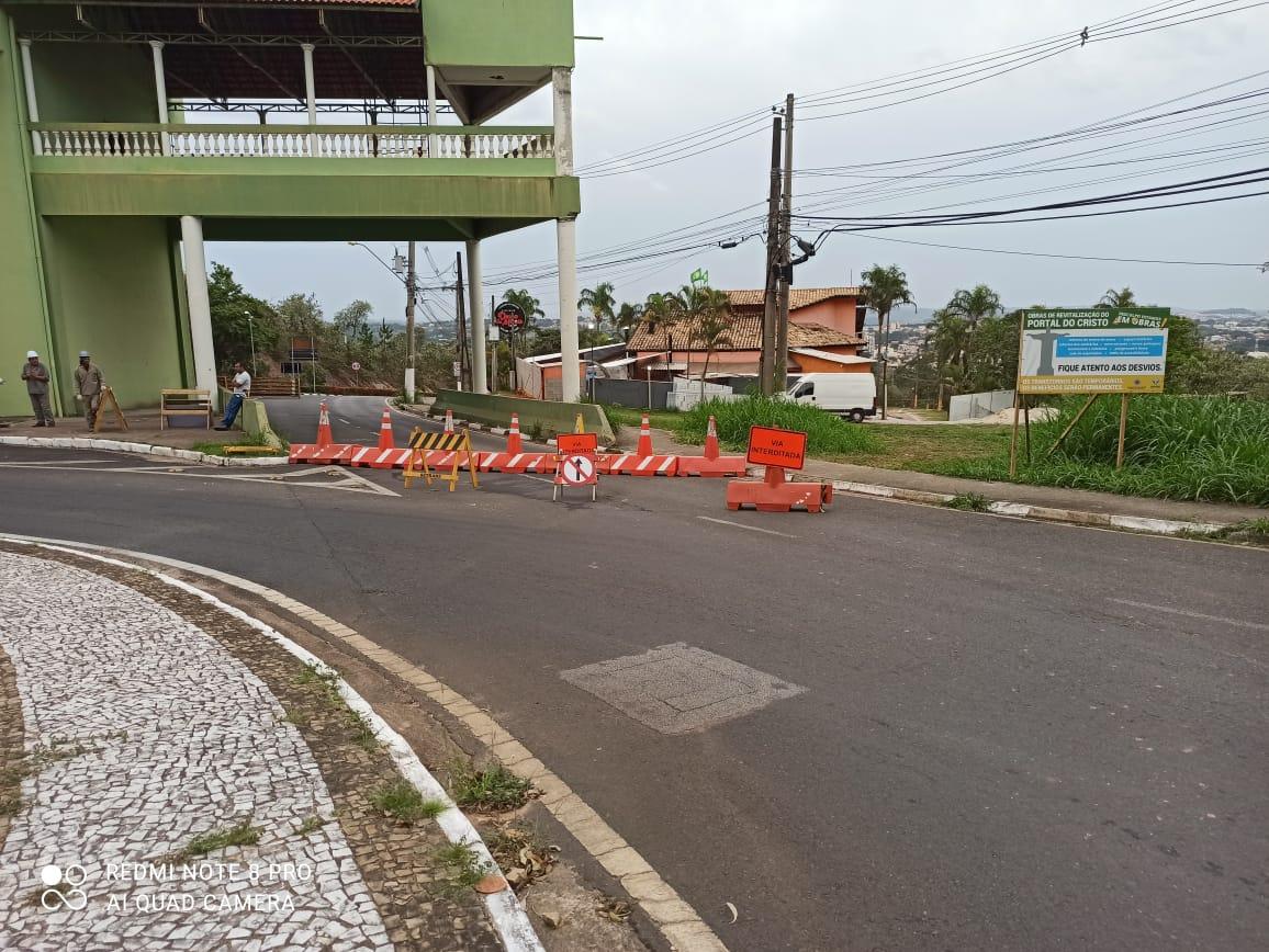 Com avanço das obras, Portal do Cristo tem nova interdição viária em Vinhedo