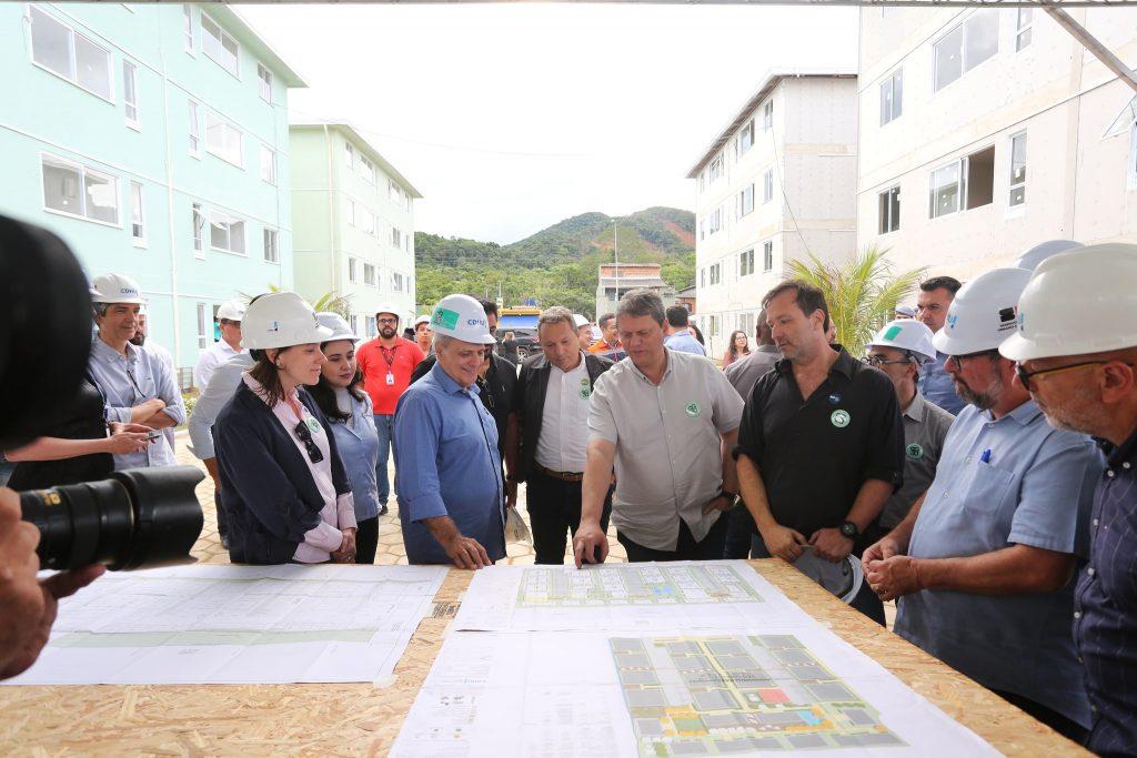 Governador faz visita técnica a novos conjuntos de moradias em São Sebastião