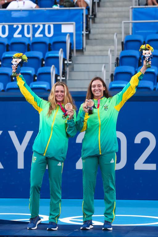 Luisa Stefani é porta-bandeira do Brasil nos Jogos Pan-Americanos, em Santiago