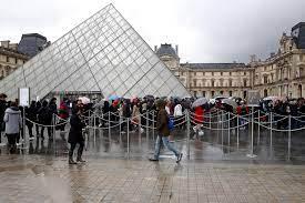 Museu do Louvre e Palácio de Versailles fecham na França após ameaças