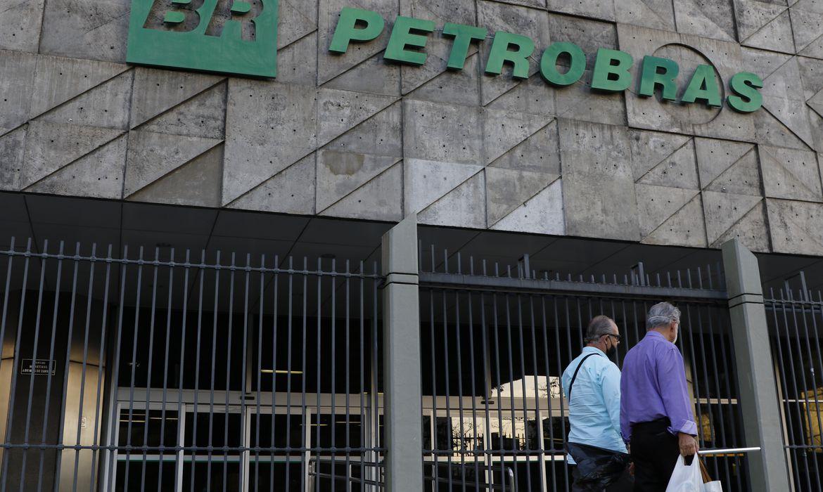 Petrobras reduz preço da gasolina e aumenta o do diesel