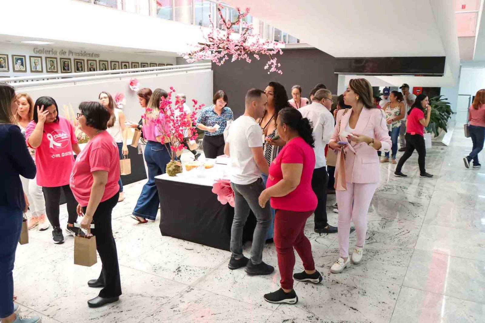 Servidoras da Câmara participam de café da manhã especial, seguido de sessões de massagens