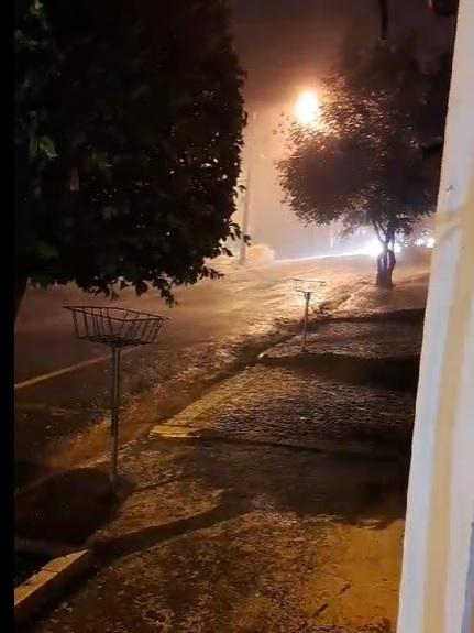 Tempestade em Piracicaba arranca asfalto de rua e causa destruição