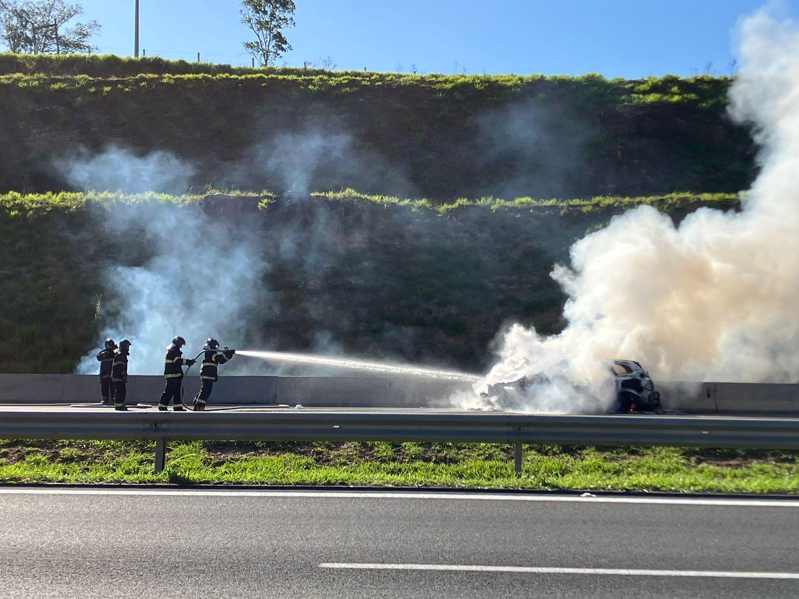 Acidente e carro em chamas complicam tráfego no Anel Viário Magalhães Teixeira