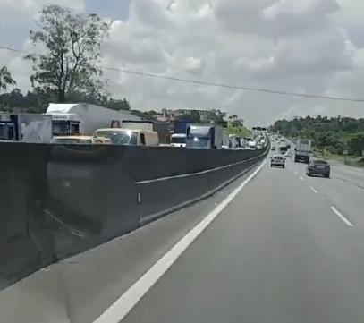 Acidente entre caminhão e carreta deixa motorista gravemente ferido