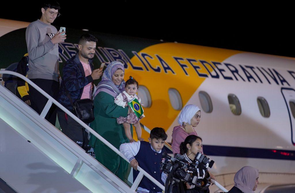 Clima de emoção marcou chegada de brasileiros da Faixa de Gaza